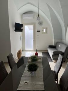 ein Wohnzimmer mit einem Tisch und einem Sofa in der Unterkunft La stella di Chanel in Nardò
