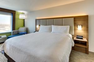 Postel nebo postele na pokoji v ubytování Holiday Inn Express Lake Worth NW Loop 820 by IHG