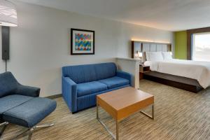 Postel nebo postele na pokoji v ubytování Holiday Inn Express Lake Worth NW Loop 820 by IHG