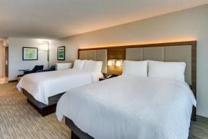 Postel nebo postele na pokoji v ubytování Holiday Inn Express Lake Worth NW Loop 820 by IHG