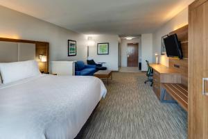Postel nebo postele na pokoji v ubytování Holiday Inn Express Lake Worth NW Loop 820 by IHG