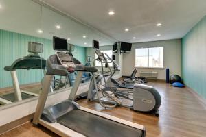 Fitness centrum a/nebo fitness zařízení v ubytování Holiday Inn Express Lake Worth NW Loop 820 by IHG