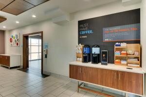 Příslušenství pro přípravu čaje a kávy v ubytování Holiday Inn Express Lake Worth NW Loop 820 by IHG