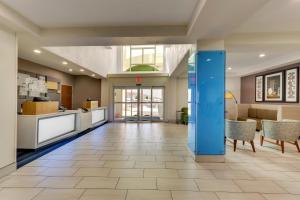 Kuchyň nebo kuchyňský kout v ubytování Holiday Inn Express Lake Worth NW Loop 820 by IHG