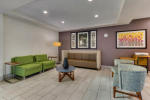 Posezení v ubytování Holiday Inn Express Lake Worth NW Loop 820 by IHG