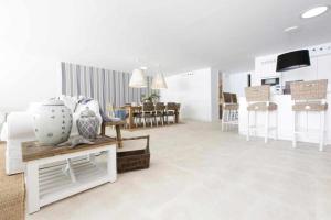Μια τηλεόραση ή/και κέντρο ψυχαγωγίας στο Beachfront Es Turo