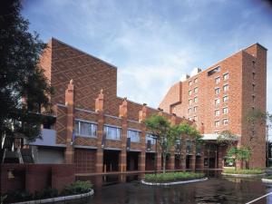 带广北海道酒店的一座前面有树的大型砖砌建筑