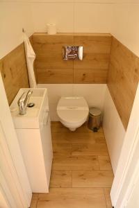 Koupelna v ubytování Piasek i Woda Drewniane Domki w Grzybowie + 19 fotografií