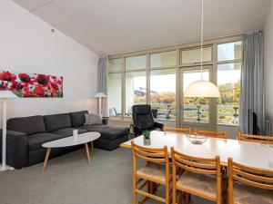 uma sala de estar com um sofá e uma mesa em Holiday home Ringkøbing LXXII em Ringkøbing