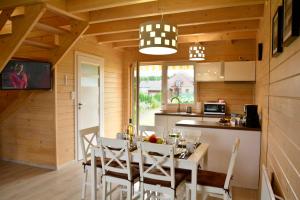 Kuchyň nebo kuchyňský kout v ubytování Piasek i Woda Drewniane Domki w Grzybowie