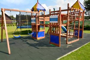 Herní místnost nebo prostor pro děti v ubytování Piasek i Woda Drewniane Domki w Grzybowie