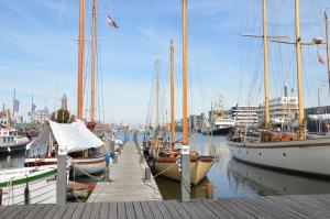 eine Gruppe von Booten, die in einem Hafen angedockt sind in der Unterkunft Nautic Hotel Bremerhaven in Bremerhaven