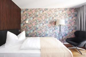 Кровать или кровати в номере Parkhotel Heilbronn