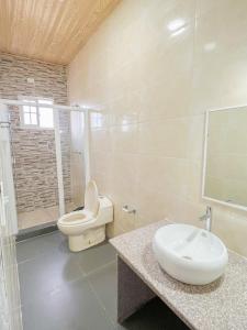 a bathroom with a toilet and a sink at Hospedaje Las Uvas in Las Uvas