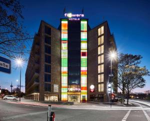 エッセンにあるFlowers Hotel Essenの上に看板がある建物