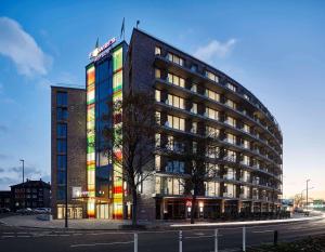 エッセンにあるFlowers Hotel Essenの通り面の色彩豊かな建物