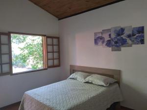 - une chambre avec un lit et une fenêtre dans l'établissement Valle Rural, à Pedro Leopoldo