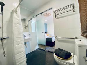 Ванная комната в Dash Living on Mackenzie