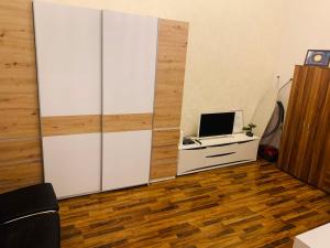 ブダペストにあるParliament Apartmentのパソコン、デスク(モニター付)が備わる客室です。