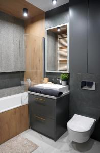 Apartamenty METRO TARGÓWEK 27 tesisinde bir banyo