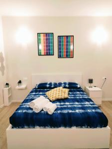 Un dormitorio con una cama con dos toallas encima. en BellaBo Apartment, en Bolonia