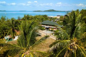 einen Luftblick auf ein Resort mit Palmen und dem Meer in der Unterkunft Tonmai Suites in Ko Lanta