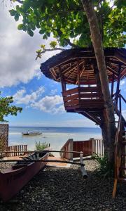 a tree house with a view of the ocean at White Bada Guesthouse in Siquijor