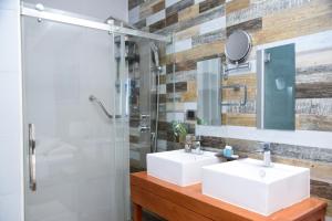un bagno con due lavandini e una doccia di S1404 Vista espectacular Downtown Santo Domingo a Santo Domingo