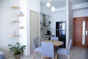 una cucina e una sala da pranzo con tavolo e sedie di S1404 Vista espectacular Downtown Santo Domingo a Santo Domingo Altre 13 foto
