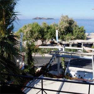 ペトラにあるCavo Christoのリゾートのバルコニーから海の景色を望めます。