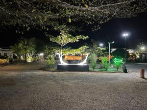 un panneau au milieu d'un parc la nuit dans l'établissement Kevin Resort, à Thang Kwian
