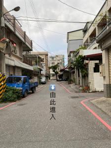 une rue avec un panneau au milieu de la route dans l'établissement 水上雅居民宿, à Hualien