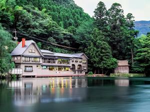 a house on the water in the middle of a river at Pension Kinrinko Toyonokuni in Yufuin