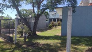 een hek met een brandkraan voor een huis bij Los Ceibos dpto para 4 personas in Estancia Vieja