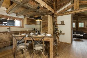eine Küche mit einem Holztisch und Stühlen in der Unterkunft Chalet Vieux Bisse in La Tzoumaz