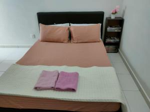 Een bed of bedden in een kamer bij Raudhah homestay bertam