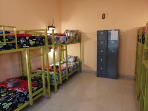 Łóżko lub łóżka piętrowe w pokoju w obiekcie Botchan Hostel