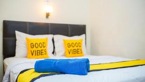 Postel nebo postele na pokoji v ubytování Horton Hotel Cirebon