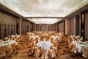 un gran salón de banquetes con mesas y sillas en InterContinental Fuzhou, en Fuzhou