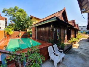 Bazén v ubytování KTT Resort and Motorbike & Bicycle for rents Sukhothai nebo v jeho okolí