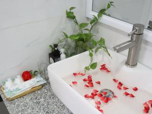 un lavabo con corazones rojos. en Khách sạn Thái Bình, en Con Dao