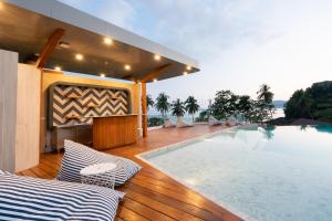 Bazén v ubytování Panwaburi Beachfront Resort - SHA Extra Plus nebo v jeho okolí