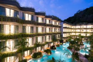 Bazén v ubytování Panwaburi Beachfront Resort - SHA Extra Plus nebo v jeho okolí