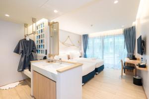 Postel nebo postele na pokoji v ubytování Panwaburi Beachfront Resort - SHA Extra Plus