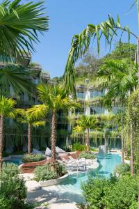 Bazén v ubytování Panwaburi Beachfront Resort - SHA Extra Plus nebo v jeho okolí