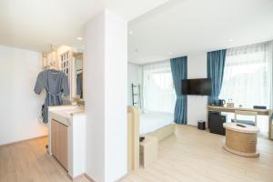 TV a/nebo společenská místnost v ubytování Panwaburi Beachfront Resort - SHA Extra Plus