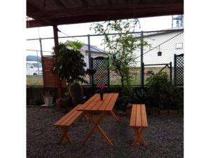 einen Picknicktisch und zwei Bänke im Hof in der Unterkunft Guest House Fukuchan - Vacation STAY 34483v in Kaiyo