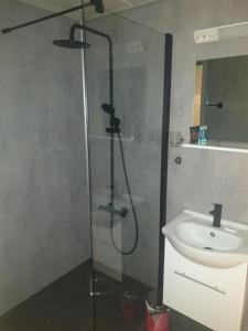 La salle de bains est pourvue d'une douche et d'un lavabo. dans l'établissement Skibotn Hotel, à Skibotn
