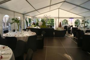 Reštaurácia alebo iné gastronomické zariadenie v ubytovaní Hotel Petrus