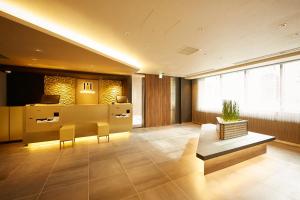 - un hall avec un bureau et des chaises dans un bâtiment dans l'établissement hotel MONday KYOTO MARUTAMACHI, à Kyoto